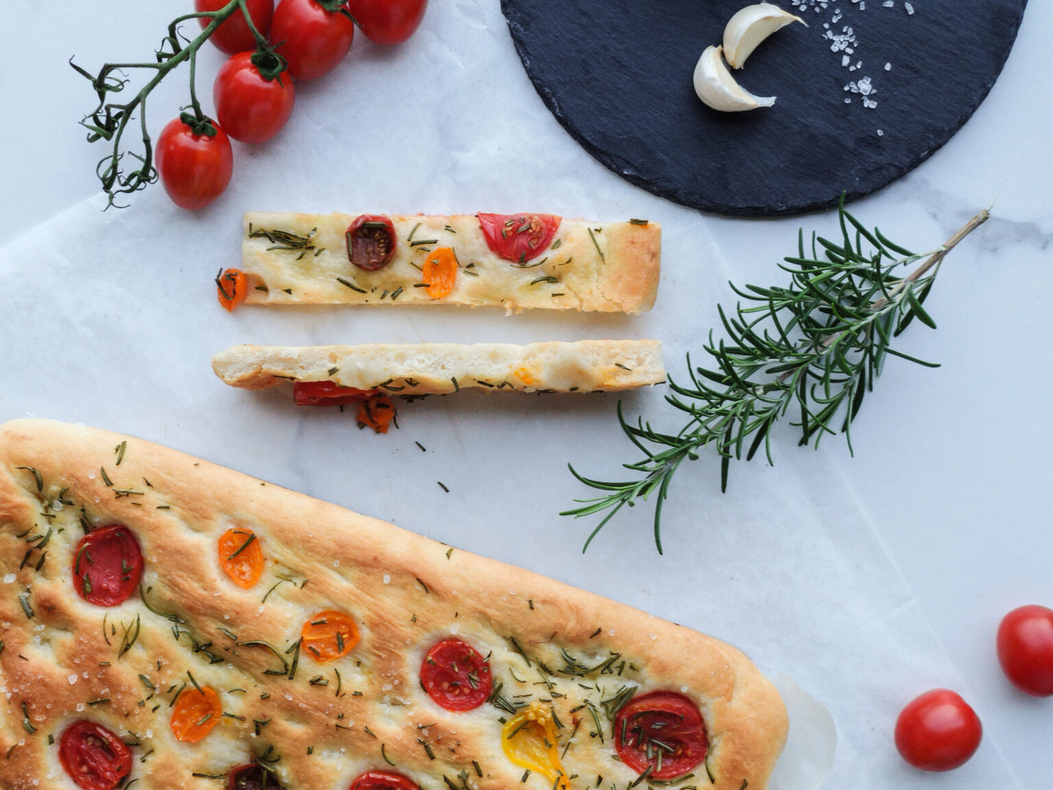 Die beste Focaccia mit Knoblauch und Rosmarin | Main Ingredients